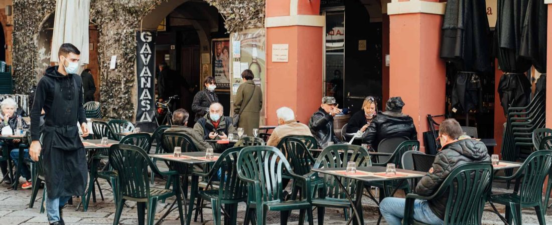 Italia vuelve a abrir cafés y restaurantes en la mayoría de sus regiones como parte de una nueva fase de las medidas por COVID-19