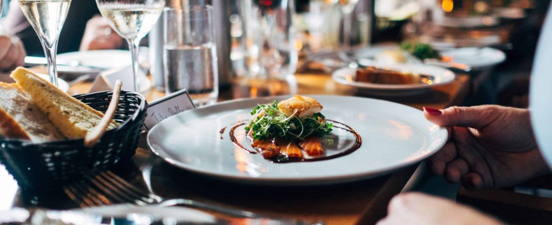 Take a Restaurant es la modalidad que no solo lleva la comida a tu casa, sino que también lleva el restaurante