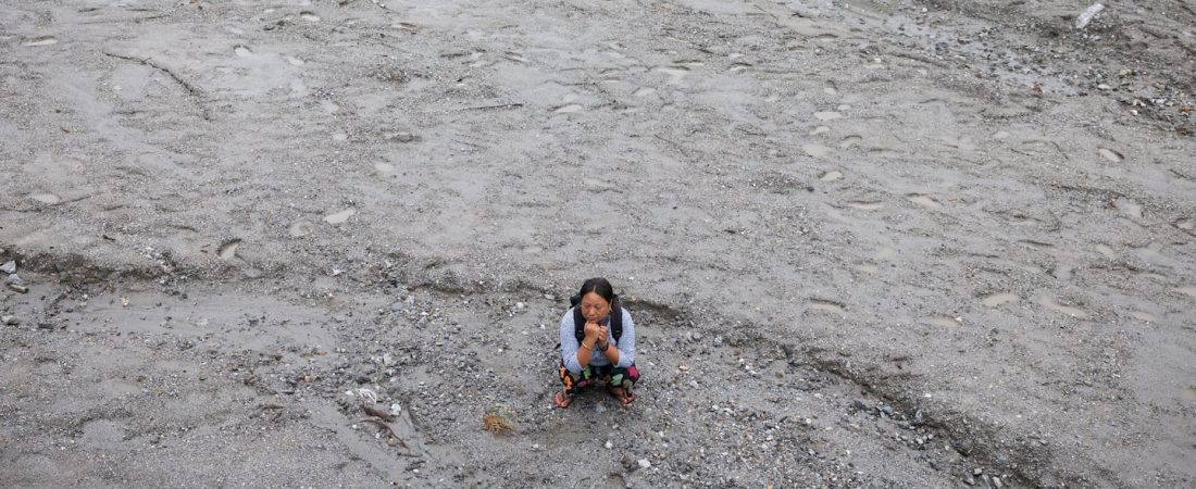 kalpana-thapa-magar-de-43-anos-posa-sobre-el-barro-que-sepulto-su-casa-tras-las-inundaciones-y-los-aludes-en-nepal-foto-reuters-DFMSEIQN2E5LLA4QMDQD3OE6CM