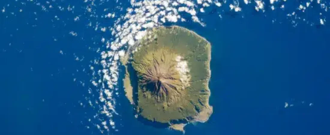 lugar-mas-aislado-planeta-200-personas-volcan-activo-cero-turistas_60