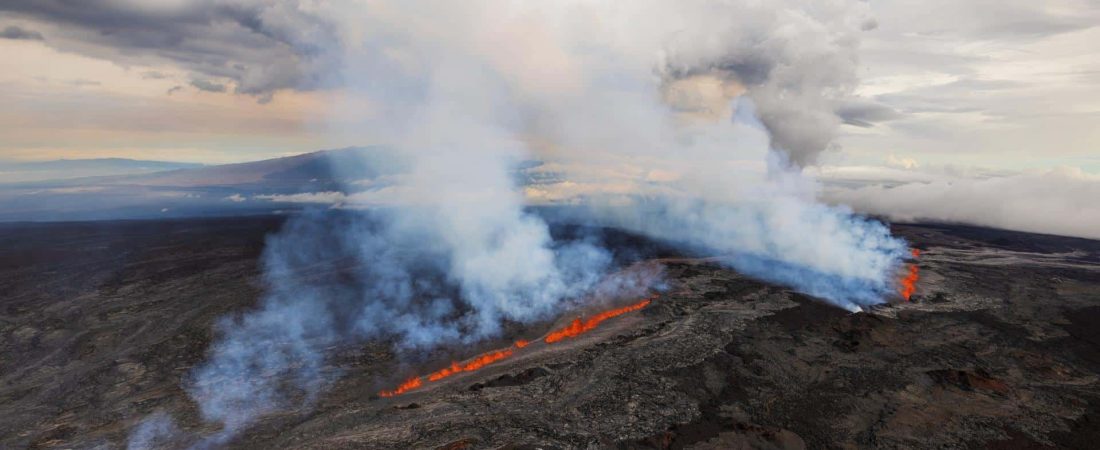 Hawaii (United States), 28/11/2022.- Lava flows from Mokuaweoweo Crater down Mauna Loa's northeast rift, at the Island of Hawaii, Hawaii, USA, 28 November 2022. The world's largest active volcano, Mauna Loa, located on the island of Hawaii, erupts for the first time since 1984. A flurry of seismic activity preceded the eruption which occurred around midnight Hawaii Standard Time (HST) on 27 November. After the initial breakout in Mokuaweoweo Crater at the summit, activity migrated down Mauna Loa's northeast rift, with a mile long curtain of fire. Advisories were issued by the state Department of Health, as gases and tephra from the eruption may affect the air quality across the state. (Incendio, Estados Unidos) EFE/EPA/BRUCE OMORI / PARADISE HELICOPTERS