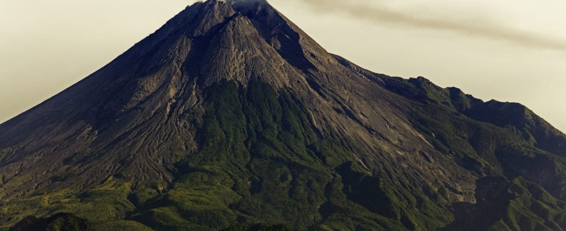 Indonesia: evacuaron a unas 500 personas por riesgo de erupción de uno de sus volcanes más activos