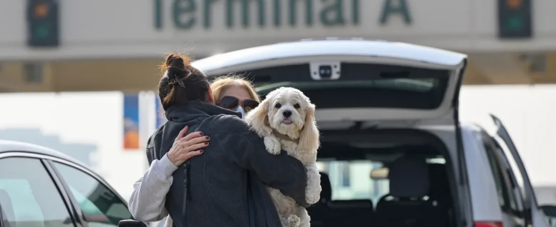 new-zealand-airport-limits-hugs-to-3-minutes-to-prevent-awkward-goodbyes