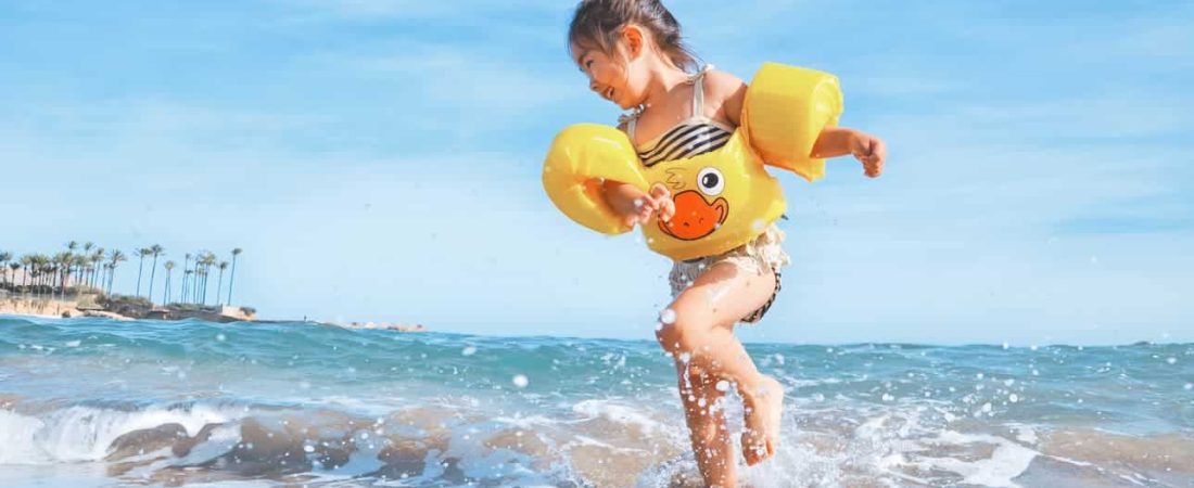 niña jugando en la playa