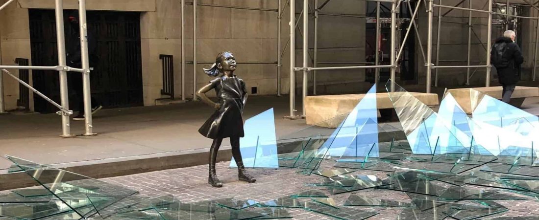 La famosa estatua de 'la niña sin miedo', en Wall Street, ahora se encuentra rodeada por un techo de cristal roto