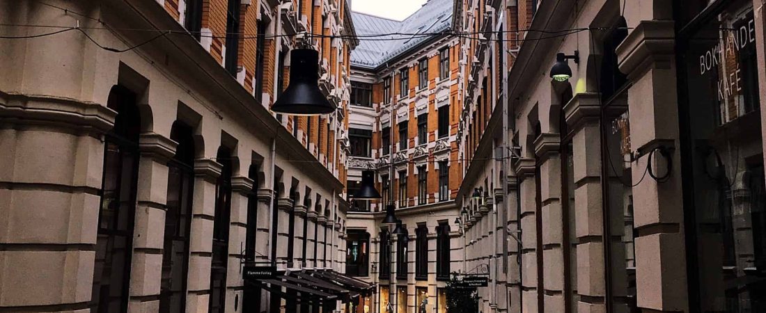 Noruega impone nuevas restricciones en un intento de frenar una tercera ola de contagios de COVID-19