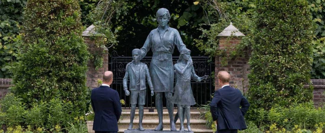 La estatua de la princesa Diana de Gales ya se encuentra en el Palacio de Kensington, en Londres