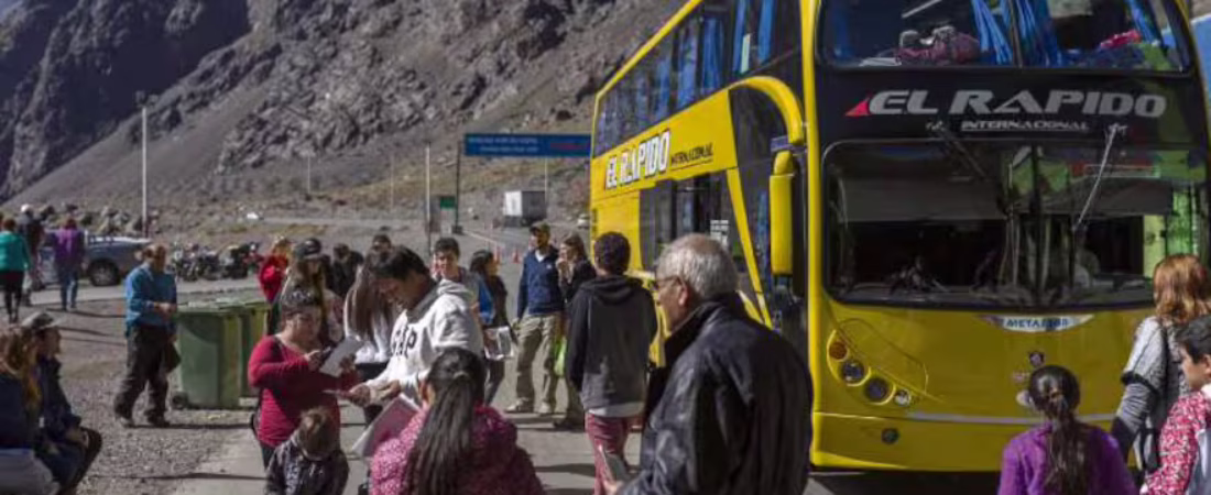 omnibus-con-turistas-argentinos-en-el-paso-BPDGBKDTHFEPVIKD3XXVWPTRKA