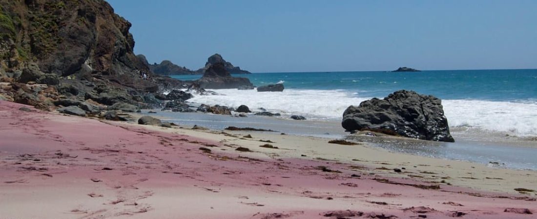 playa de arena morada