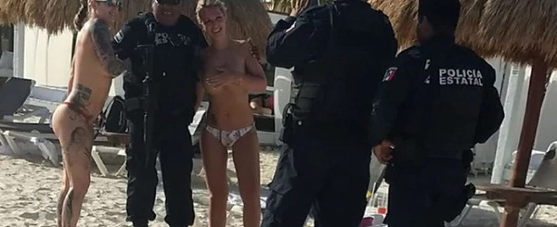 policias-posando-con-turistas-en-topless-1