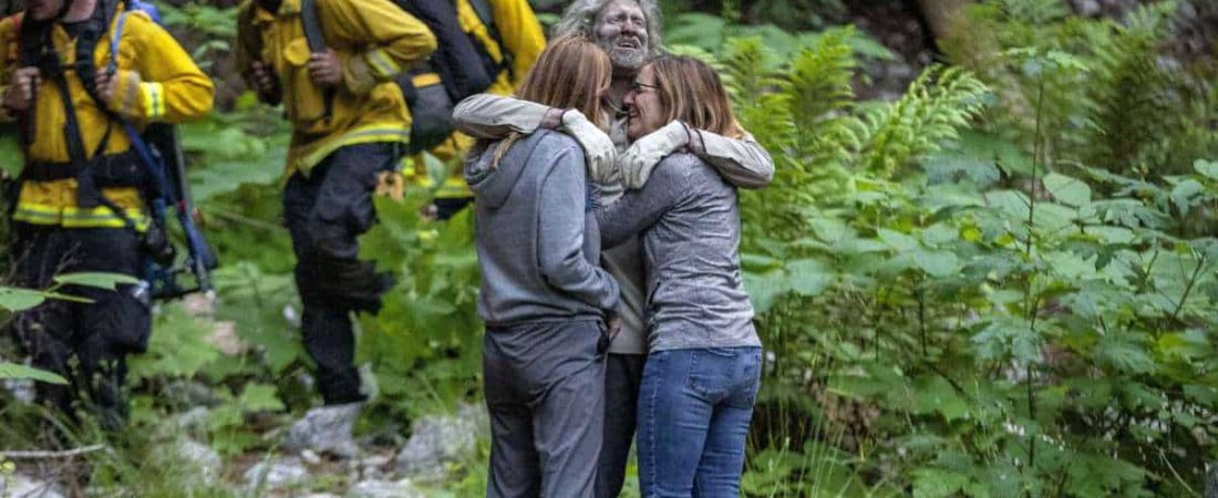 En esta foto proporcionada por SLV Steve, el senderista Lukas McClish, de 34 años, abraza a sus familiares el jueves 20 de junio de 2024 tras haber sido hallado luego de perderse en las montañas, en la comunidad rural de Boulder Creek, California. (SLV Steve vía AP)