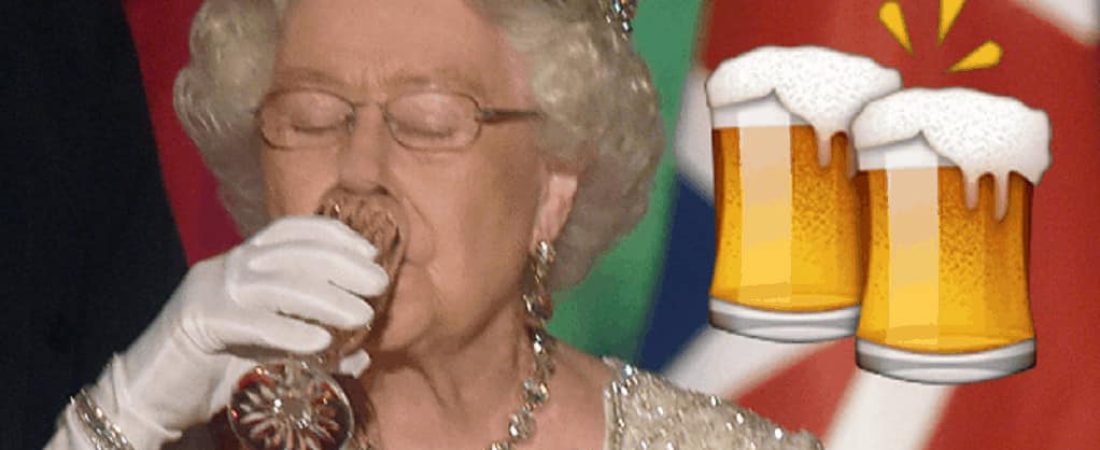 reina Isabel tiene una cerveza