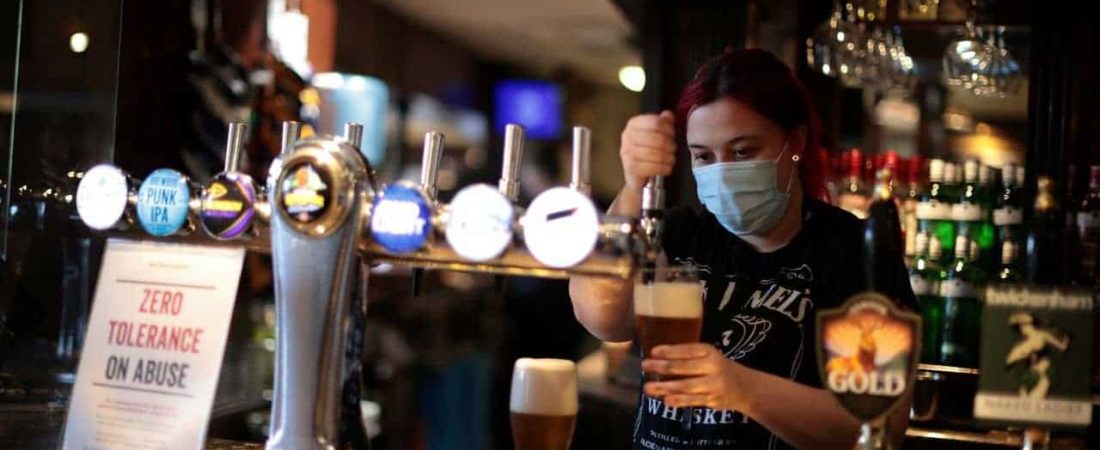 El Reino Unido extiende las restricciones por la pandemia un mes más por el aumento de casos de una variante de COVID-19