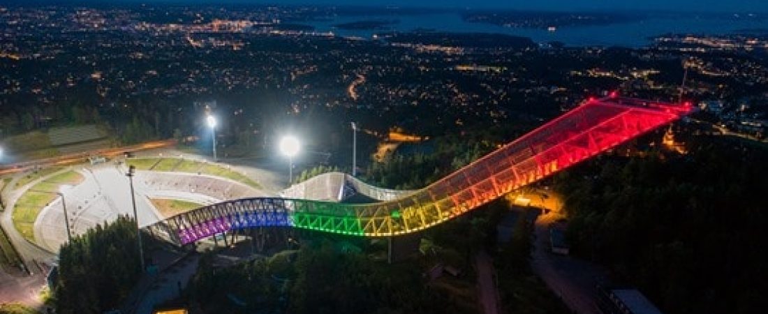 salto-de-esquí-Holmenkollen-con-los-colores-del-orgullo-LGBT