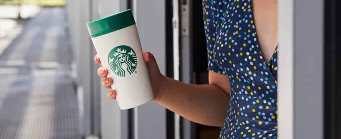 Starbucks encontró una forma de continuar aceptando los vasos reutilizables y poder respetar el protocolo por COVID-19