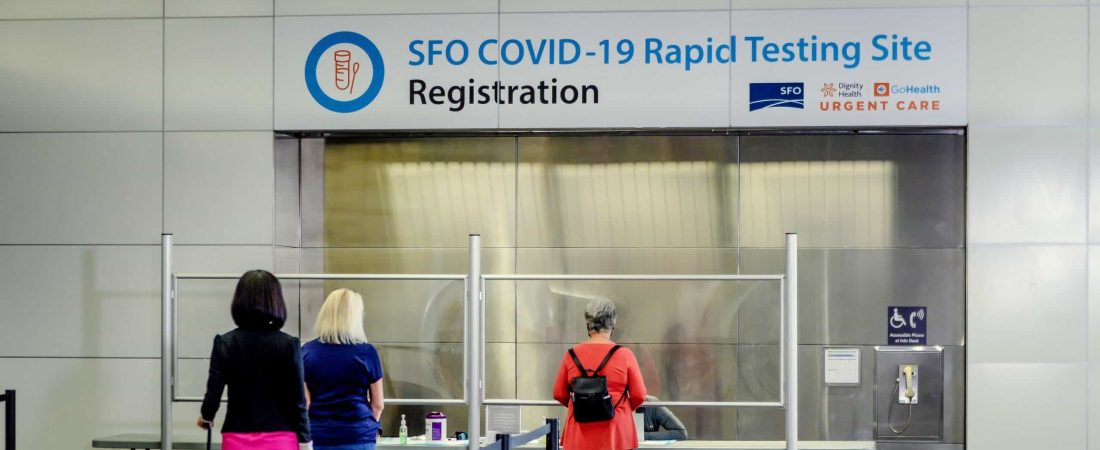 Una aerolínea estadounidense cuenta con un programa para ofrecer test de COVID-19 a personas que viajen a Hawái