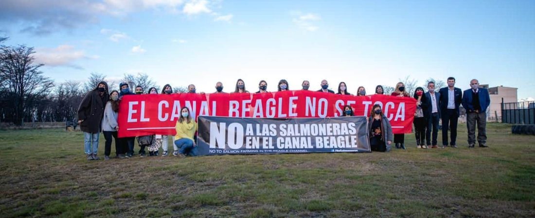 tierra-del-fuego-prohibe-salmonicultura-argentina-ejemplo