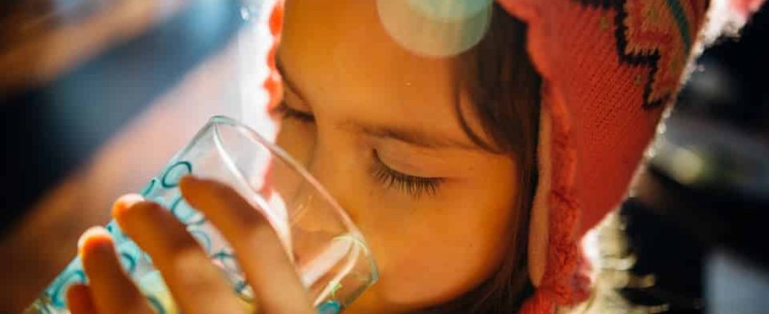 niño tomando agua