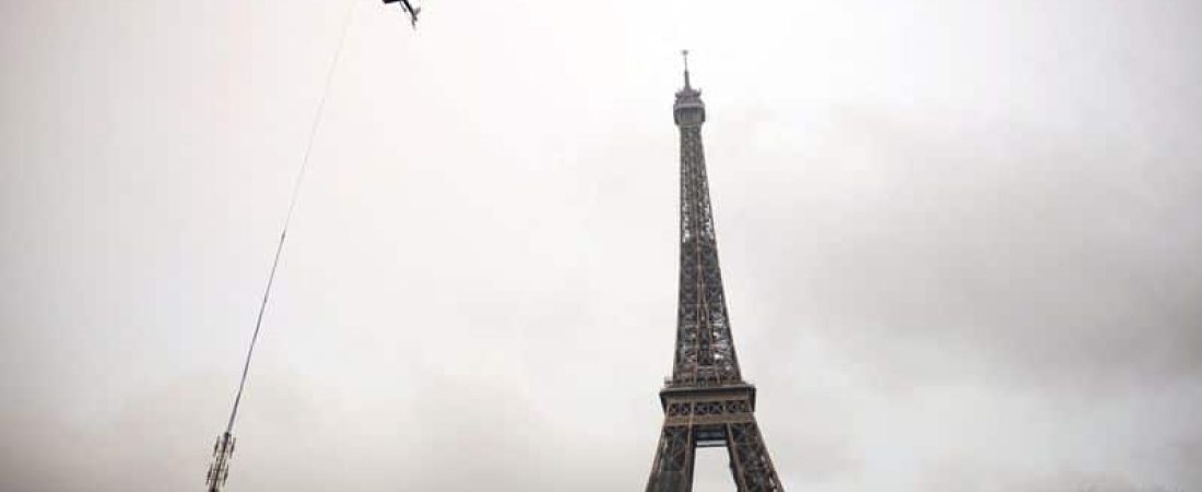 Un helicóptero despega cerca de la Torre Eiffel para instalar una nueva antena de transmisión de telecomunicaciones TDF (TeleDiffusion de France) en su cima, en París, Francia, 15 de marzo de 2022. REUTERS/Sarah Meyssonnier