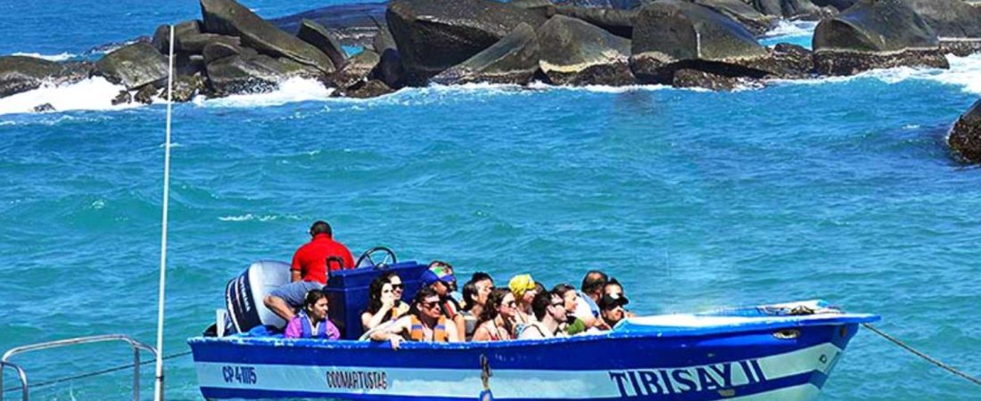 turista española tayrona lancha