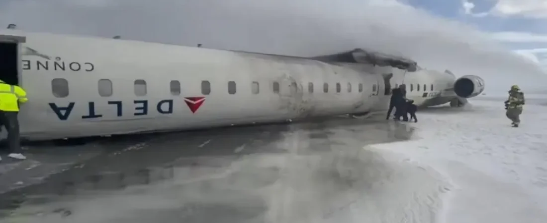un-avion-de-pasajeros-de-delta-airlines-vuelca-al-aterrizar-en-toronto-y-acaba-boca-arriba.r_d.112-454