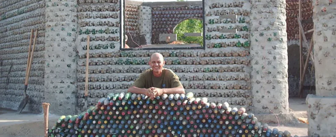 un-constructor-convirtio-botellas-plastico-ladrillos-arena-y-cinco-anos-construyo-casi-una-docena-casas (1)