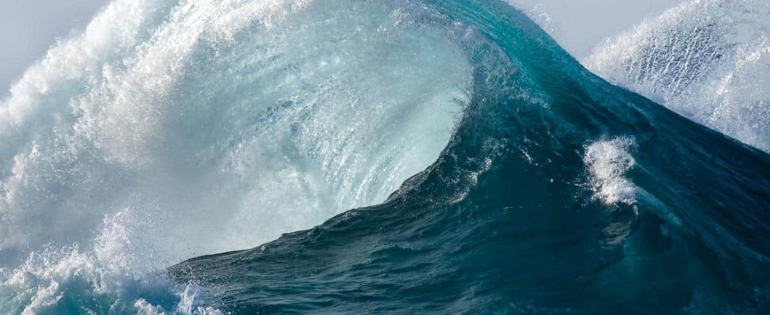 una-ola-en-el-mar