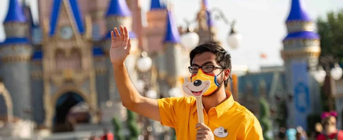 El uso de mascarilla vuelve a ser obligatorio en espacios cerrados de Disney World y Disneyland