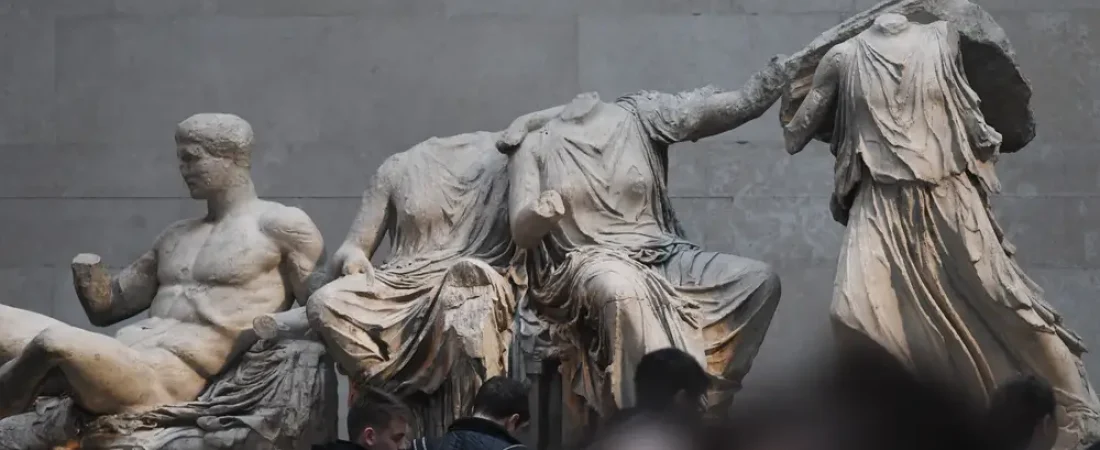 varios-visitantes-pasan-junto-frisos-partenon-museo-britanico-londres-reino-unido_58