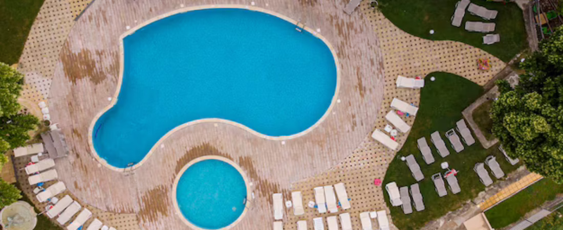 vista-aerea-piscina-tumbonas-hotel_213438-4171