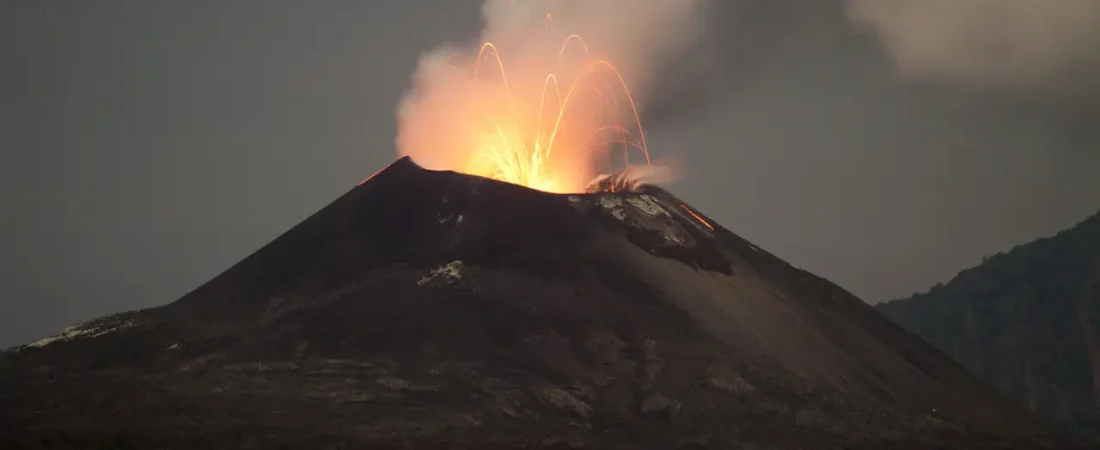 volcan-anak-krakatoa-erupcionando_0657baab_260907103052_1280x853