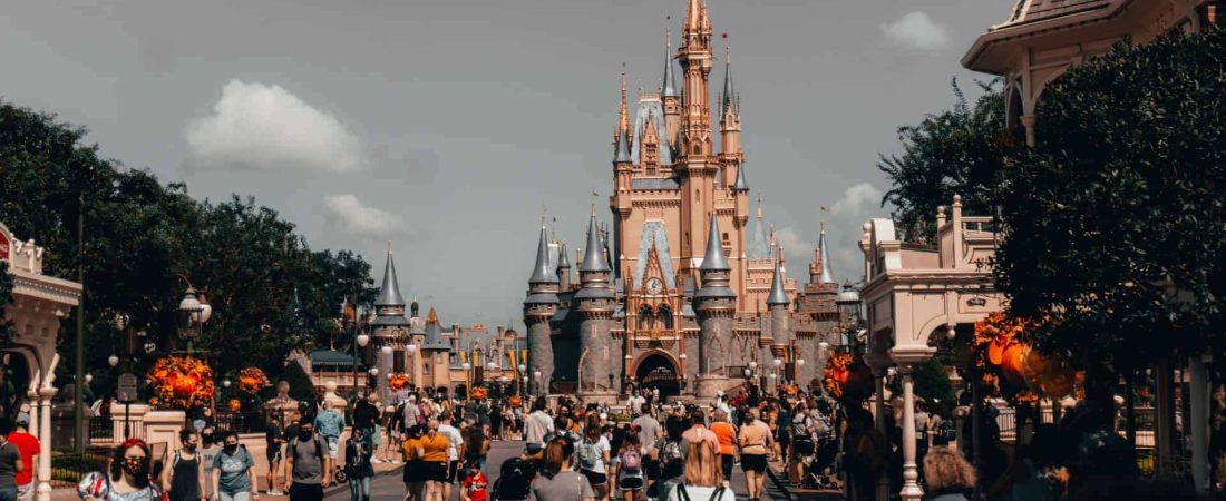 Disney World presentó el servicio Disney MagicMobile para poder acceder a los parques temáticos utilizando un teléfono inteligente